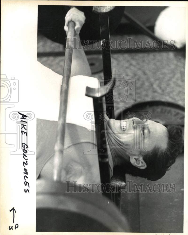 Press Photo Mike Gonzales lifts Weights - saa93894- Historic Images