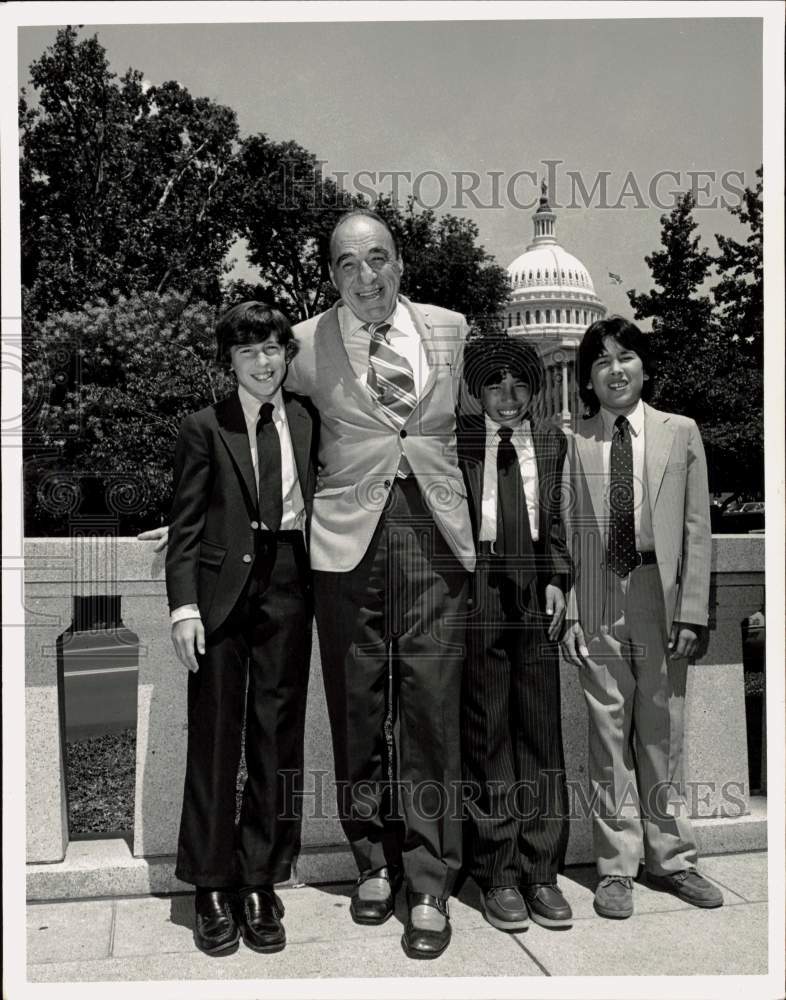 1982 Press Photo Henry B. Gonzales with grandsons Henry B. III, Adam and Joshua - Historic Images