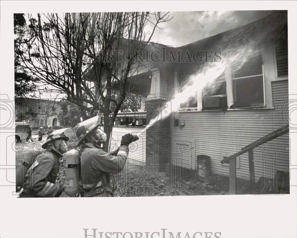 1990 Press Photo Firefighters battle blaze at home on East Hulsache, Texas - Historic Images