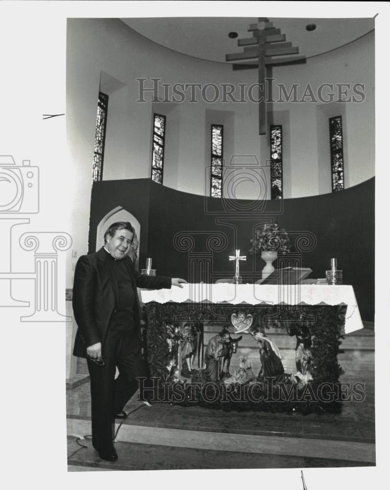 1986 Press Photo Fr. Bernard Khachan, St. George Marionite Catholic Church, TX - Historic Images