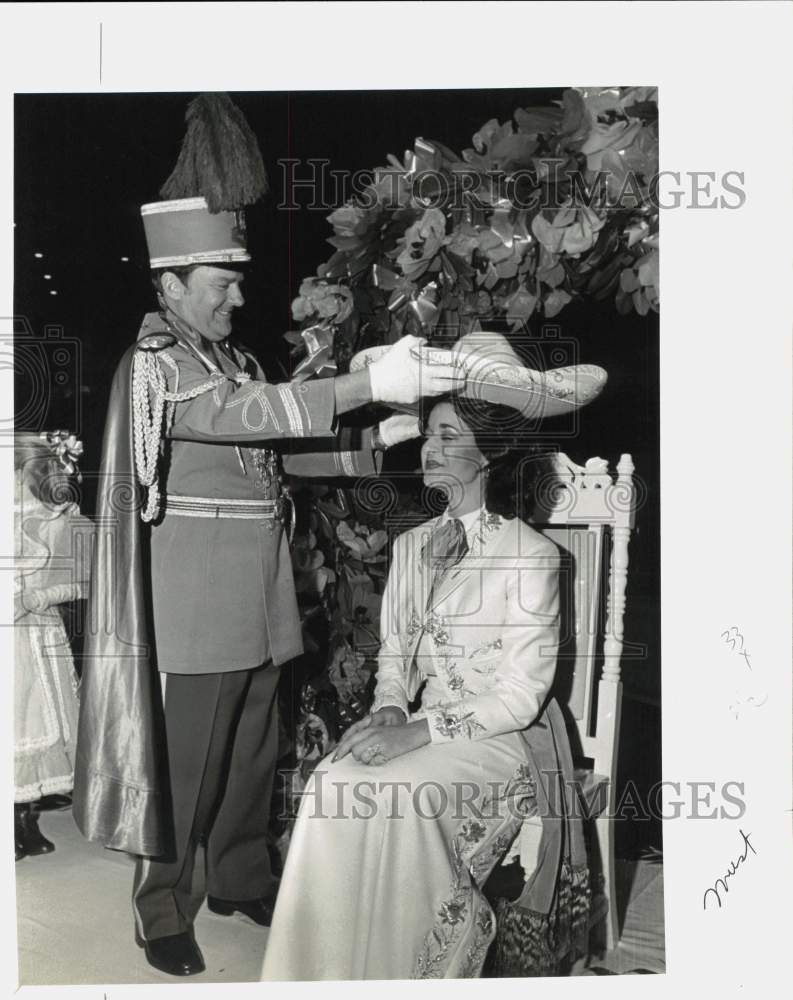 Press Photo King crowns Desiree Lizette Narciso Fiesta Charra, Texas - saa99754- Historic Images