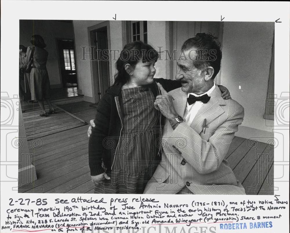 1985 Press Photo Frank Navarro & Amanda Winegeart at Navarro Historic site, TX- Historic Images
