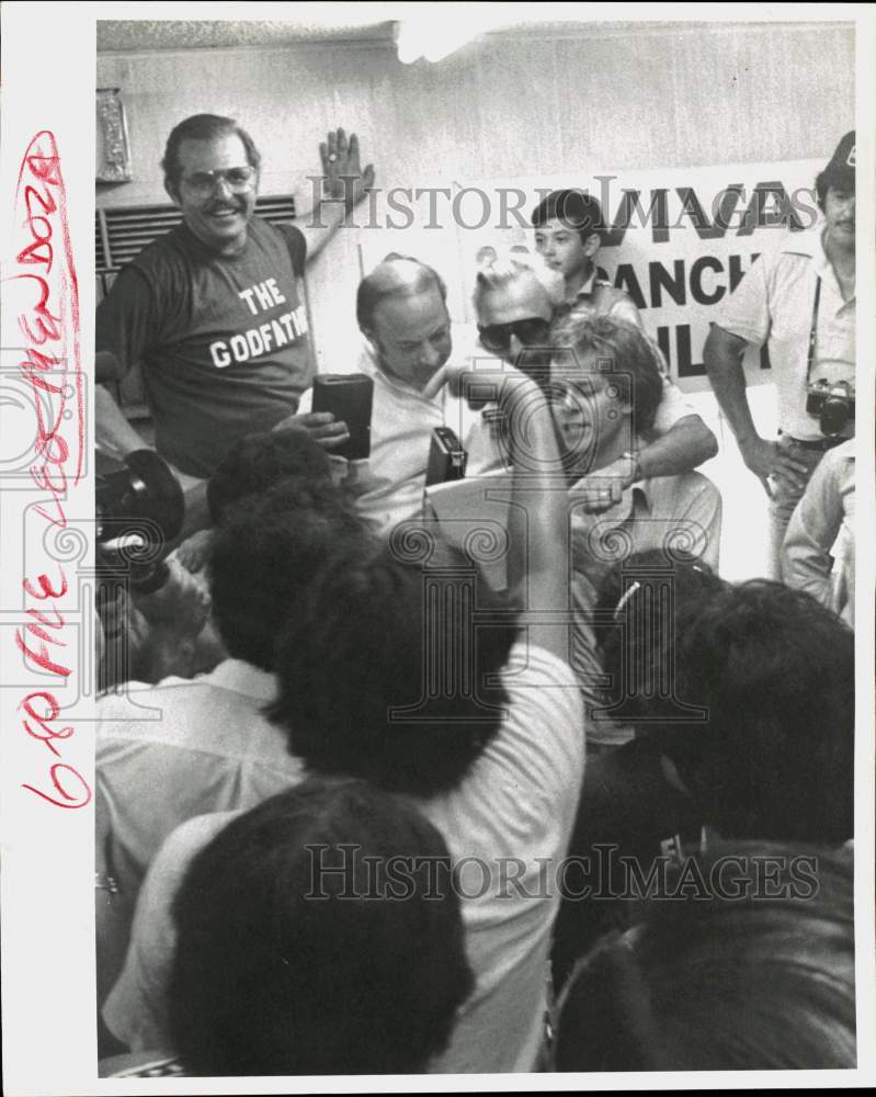 1980 Press Photo Leo Mendoza speaking at VIVA meeting - sab01574- Historic Images