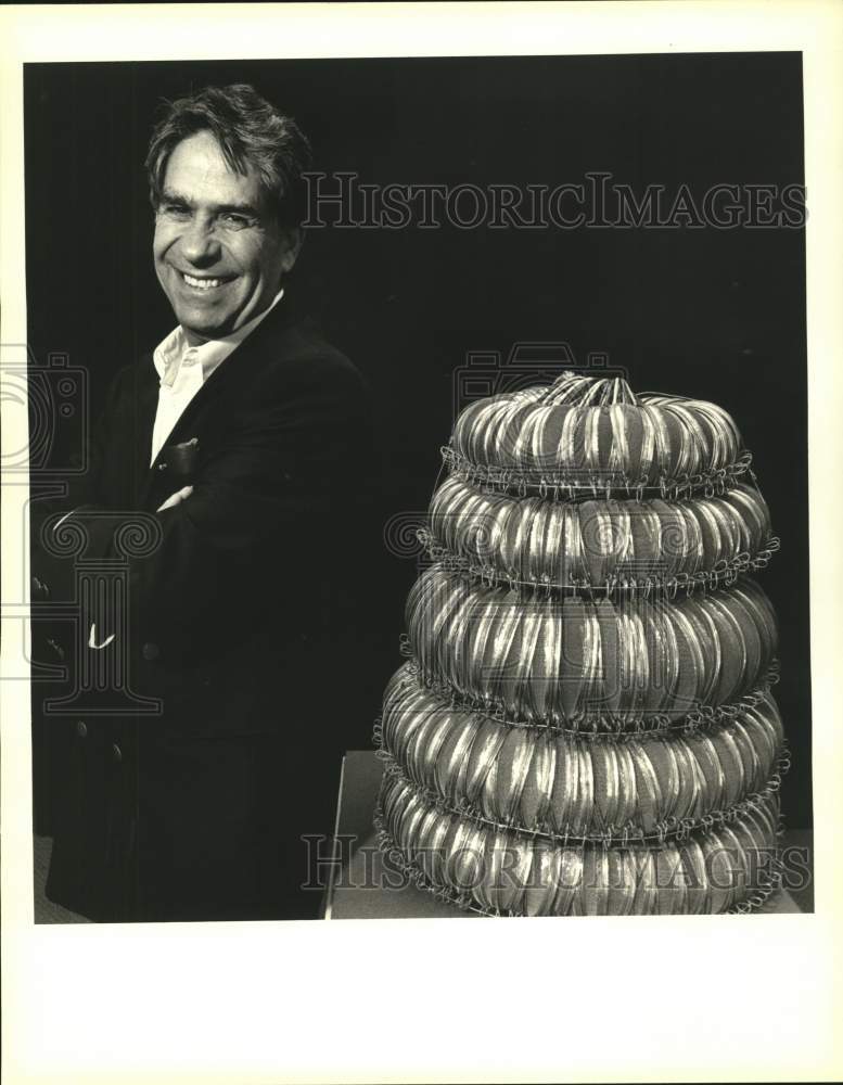 1988 Press Photo Eduardo Terrazas with his Artwork at Mexican Cultural Institute - Historic Images