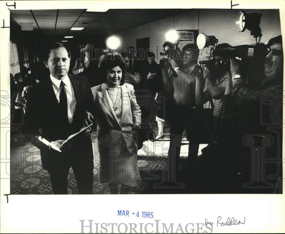 1985 Press Photo Bernardo Eureste and Wife with Cameramen - sab06793 - Historic Images