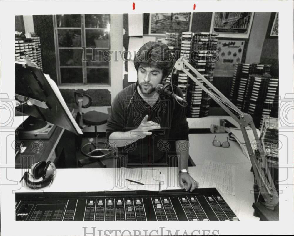 1992 Press Photo Trey Ware raises funds to buy Cowboys at KTSA Radio Station - Historic Images