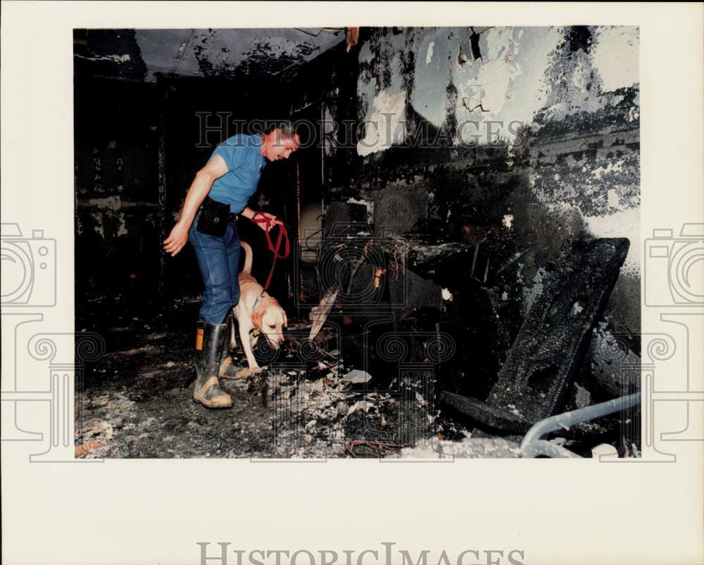 1994 Press Photo Arson Investigator Alfredo Castro leads Iceman the Dog at Fire - Historic Images