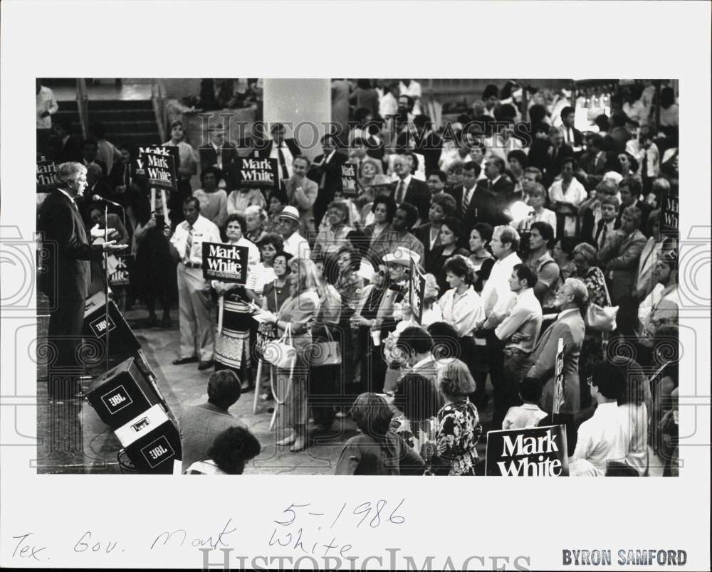 1986 Press Photo Texas Gov. Mark White speaking at Rally at Fiesta Plaza, TX - Historic Images