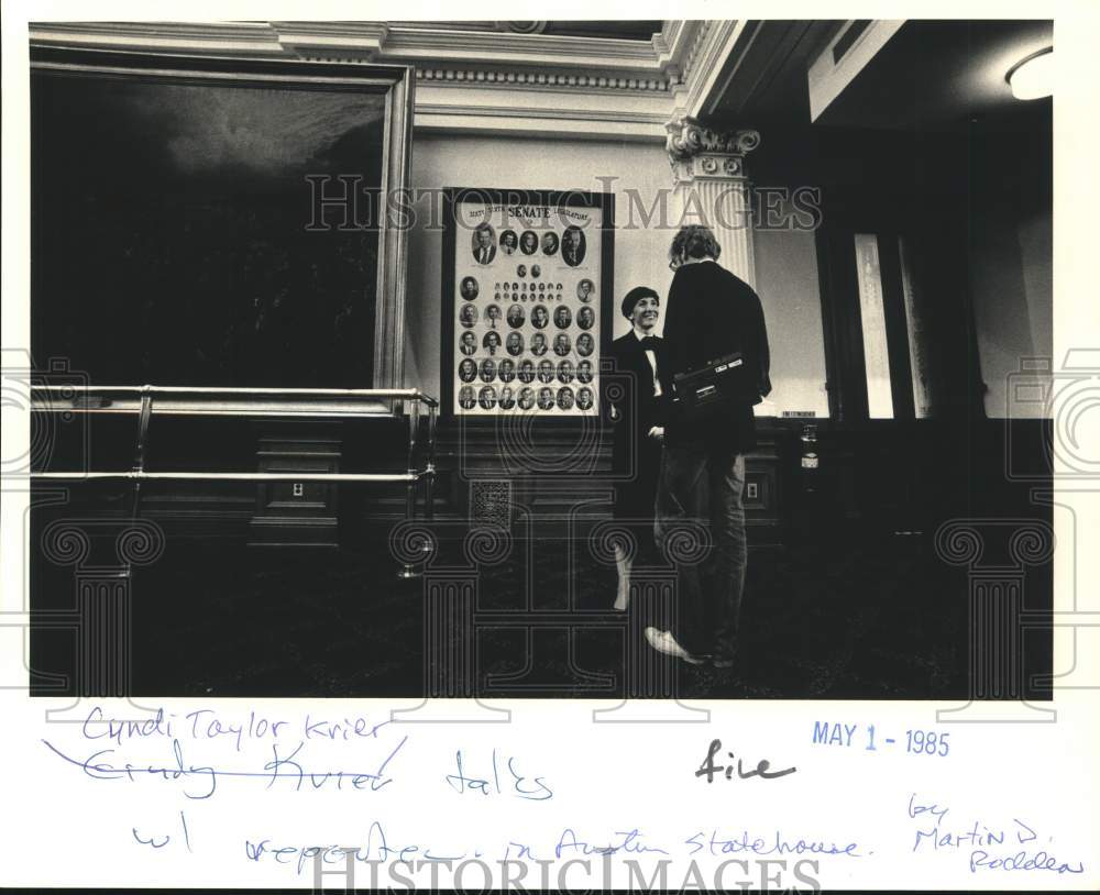 1985 Press Photo Cyndi Taylor Krier with representative in Austin Statehouse, TX - Historic Images