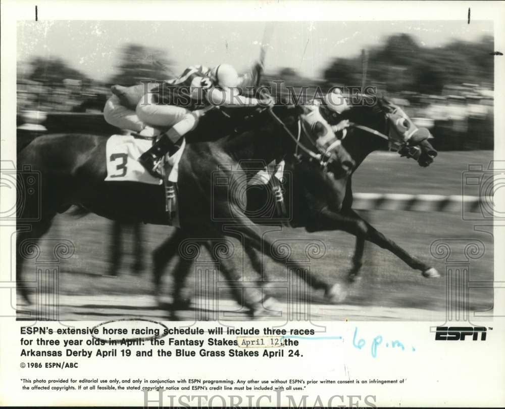 1986 Press Photo Race horses competing for position - sab17240- Historic Images