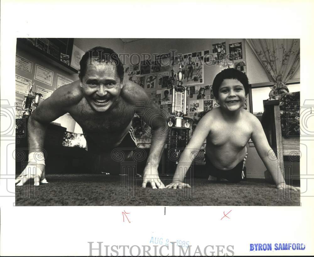 1985 Press Photo Henry Marshall Sr. &amp; son set new world push-up record, Texas - Historic Images