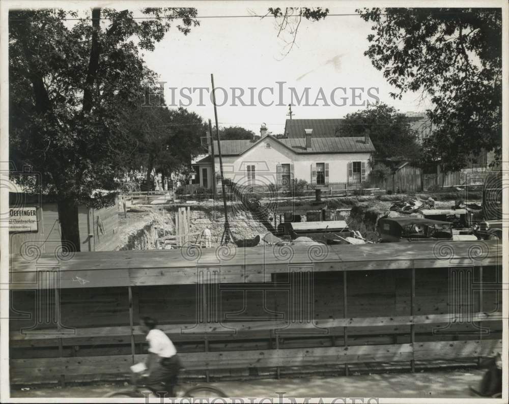 1930 Press Photo Workers clearing out debris at construction site, Texas- Historic Images