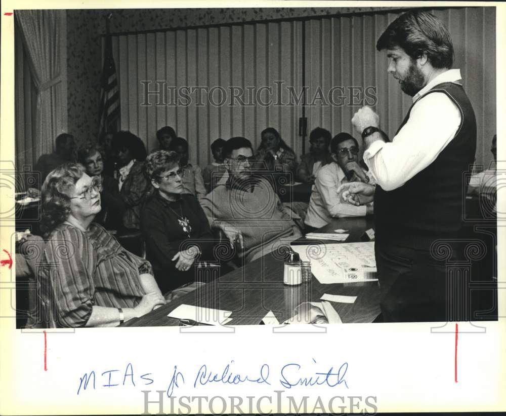 1985 Walter Farmer speaking to group about Vietnam MIA&#39;s, Texas-Historic Images