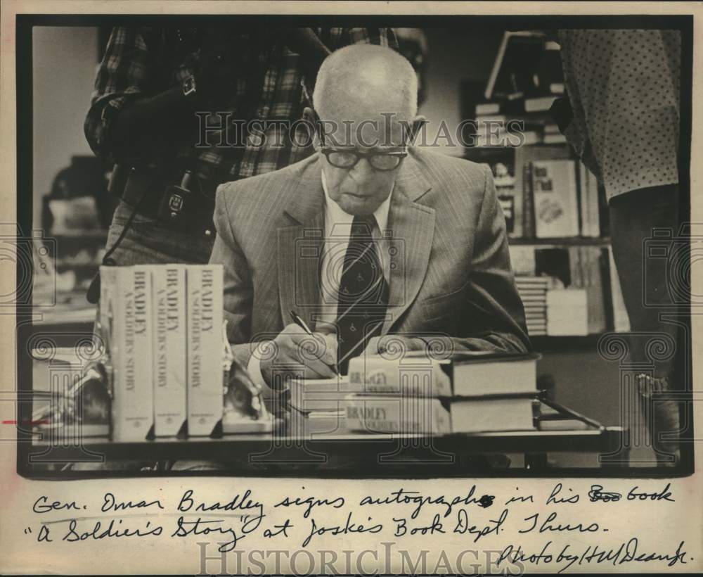 1978 General Omar Bradley signs his book &quot;A Soldier&#39;s Story,&quot; Texas-Historic Images