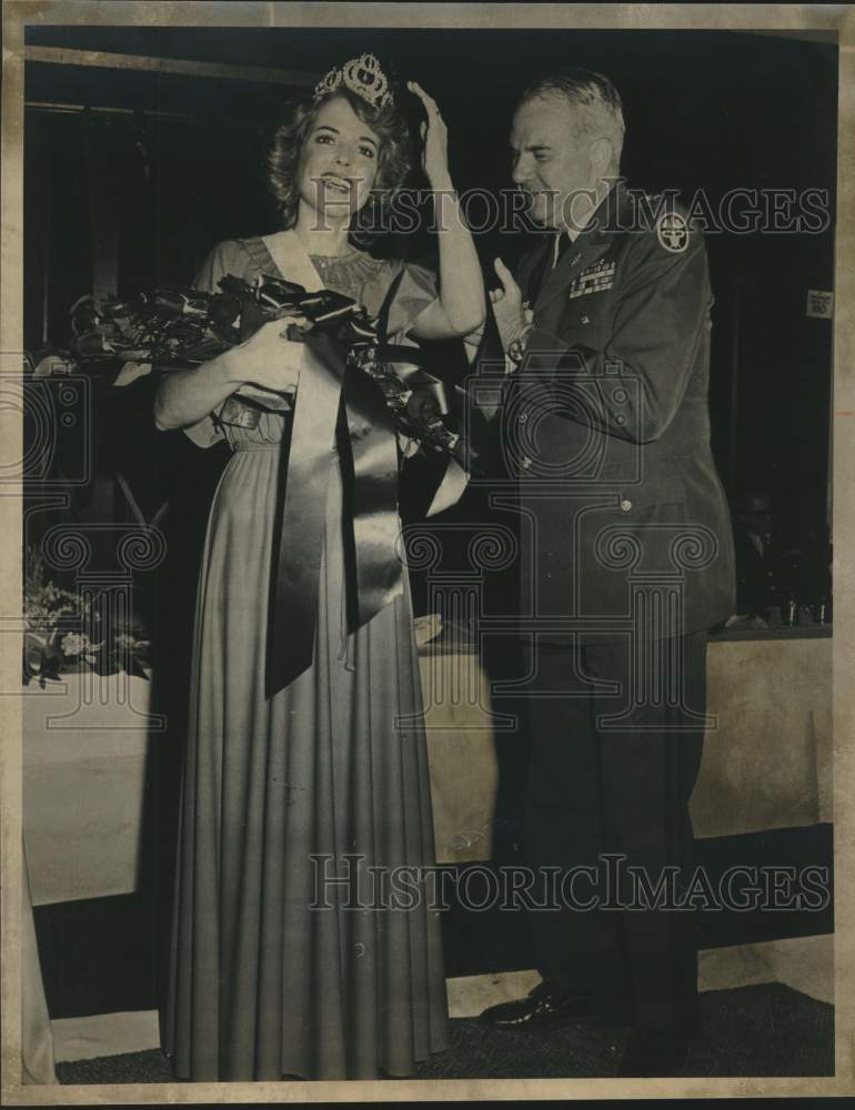 1981 Capt. Patricia Large, Miss Health Services, &amp; Maj Gen R. Bishop-Historic Images