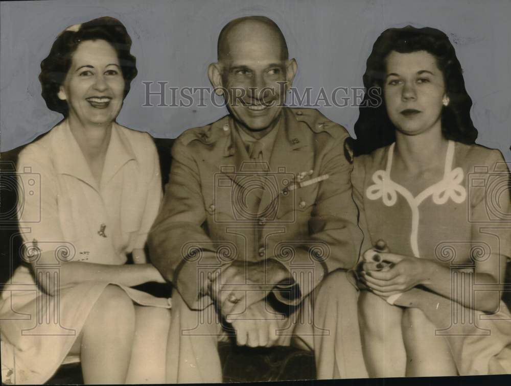 Press Photo Brigadier General Kenneth Wolf, B-29 Commander, and ladies- Historic Images