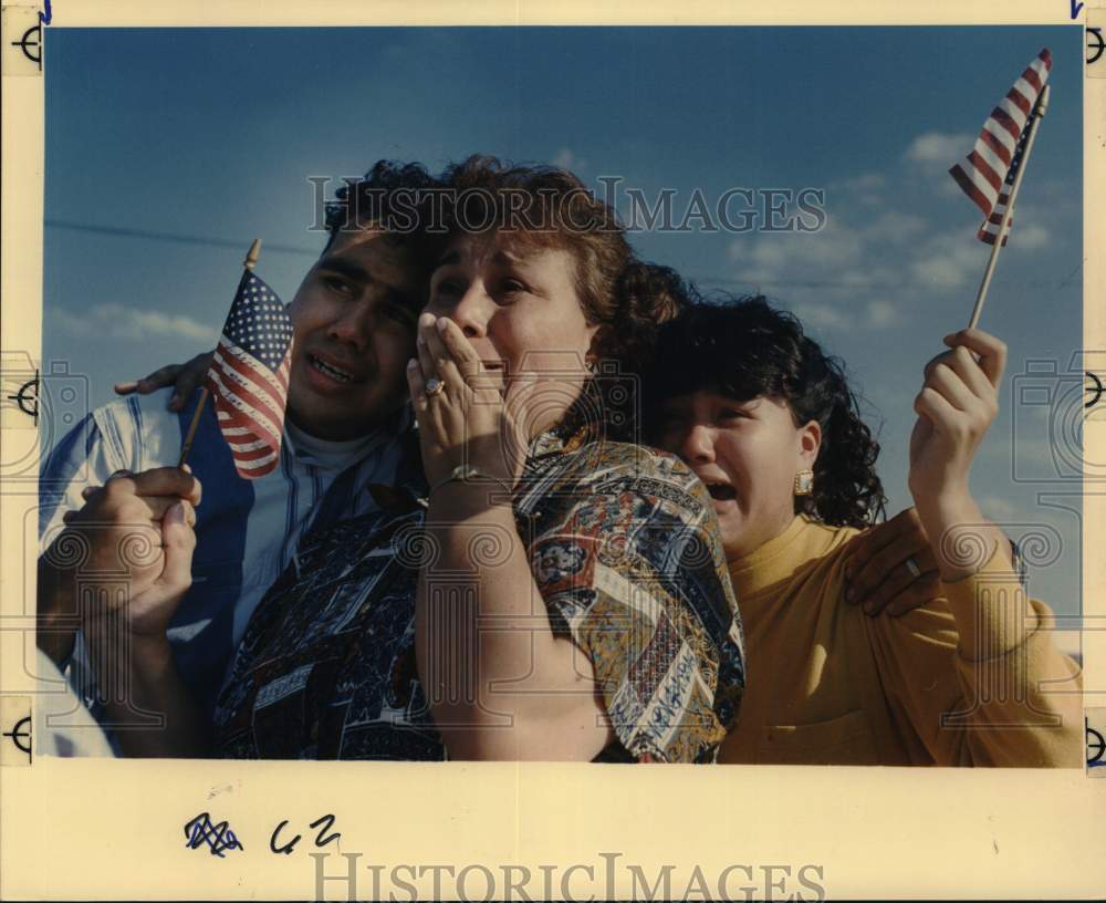 1990 Press Photo Soldiers leaving for Saudi Arabia have goodbyes from Kelly AFB - Historic Images