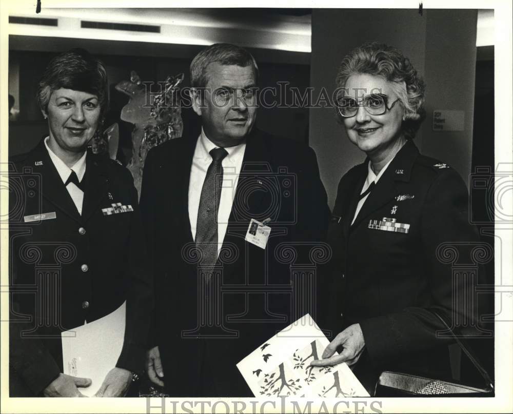 1988 Press Photo Jim Hunt with military leaders meet at Colonial HIlls Hospital - Historic Images