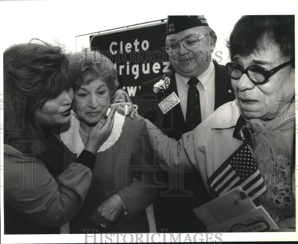 1991 Press Photo Flora Rodriguez and Supporters at Medal of Honor Event - Historic Images