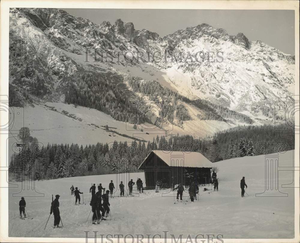1951 Press Photo U.S. Army troops near shelter at base of mountain, Australia - Historic Images
