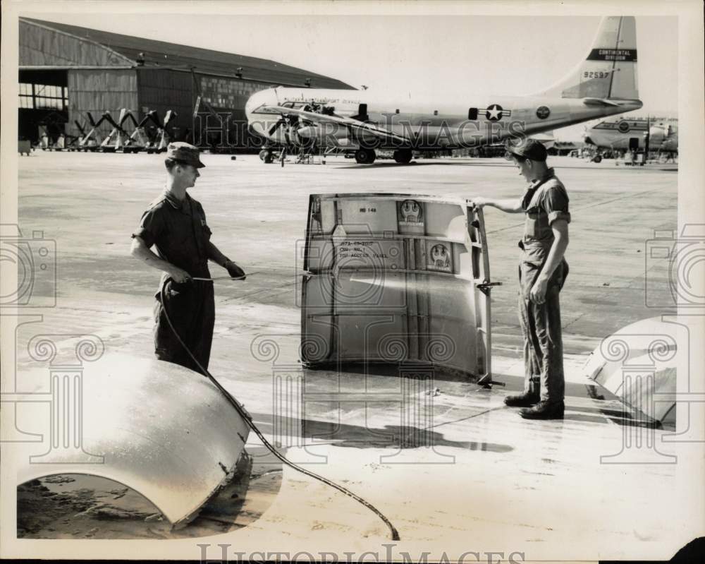 Press Photo Pfc. Larry Mitchell, Sergeant R.E. Essex clean engine cowling, Texas - Historic Images