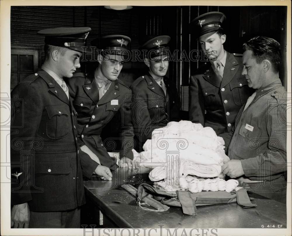 Press Photo Military personnel getting supplies - sam06537- Historic Images