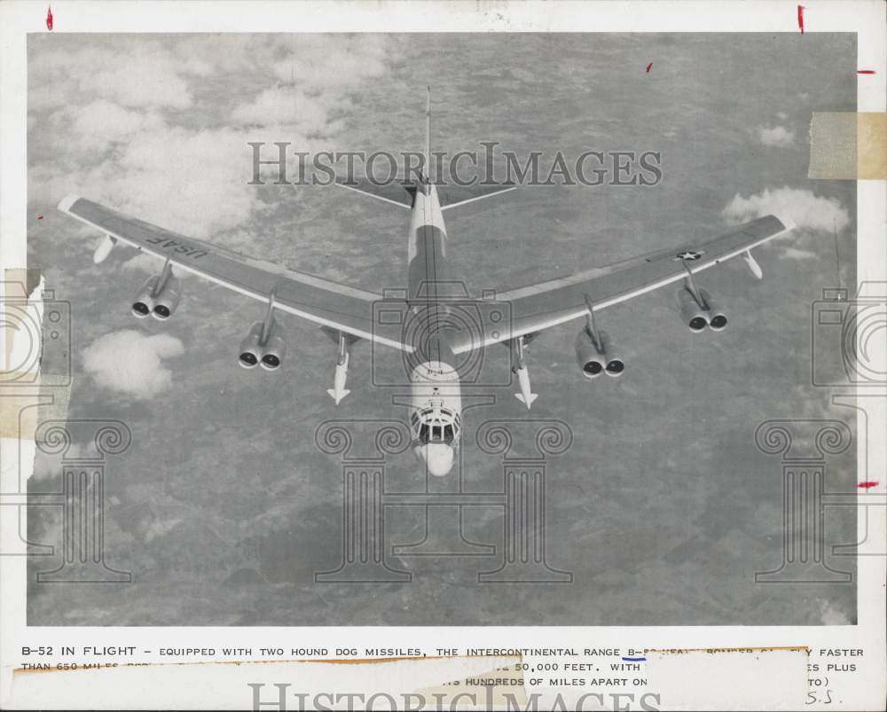 1982 Press Photo USAF B-52 bomber in flight, equipped with Hound Dog Missiles- Historic Images