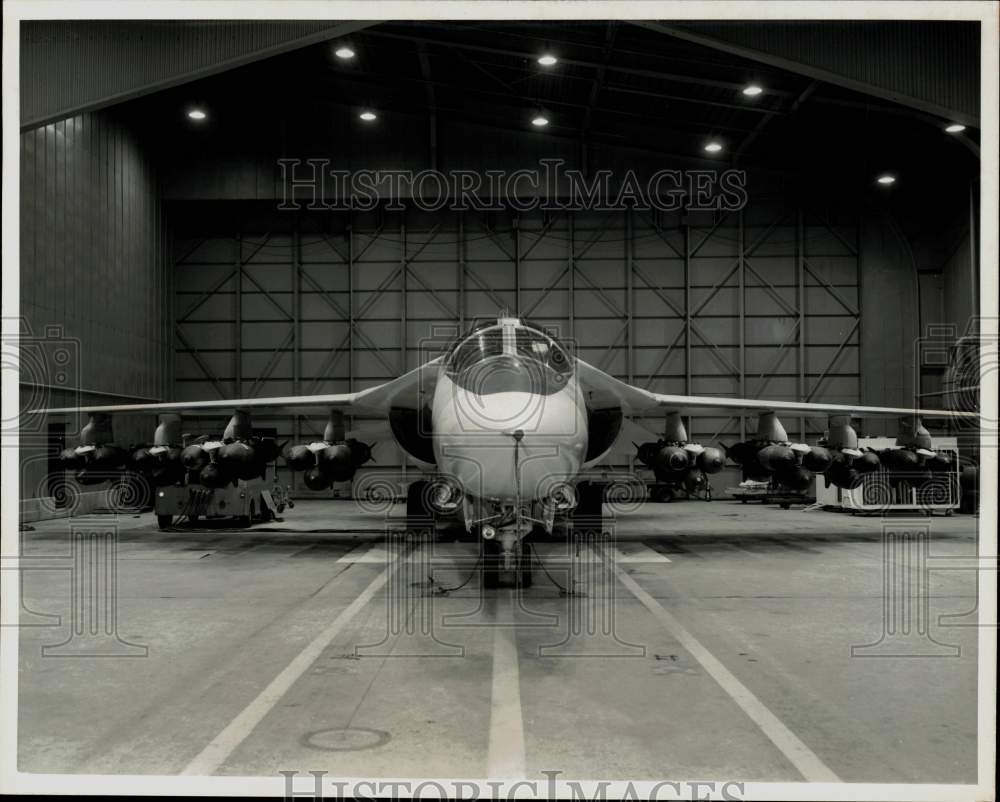 Press Photo Aircraft in hangar at General Dynamics, Fort Worth, Texas - Historic Images
