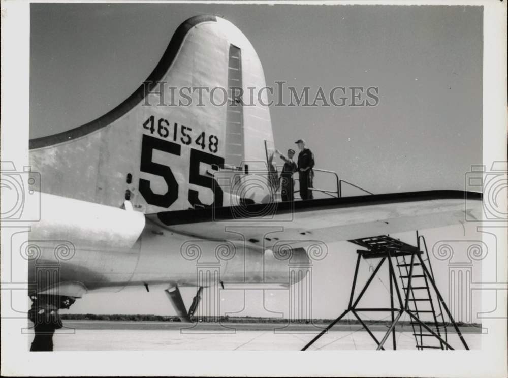 Press Photo Crewmen checking tail assembly on U.S. Air Force B-29 aircraft- Historic Images