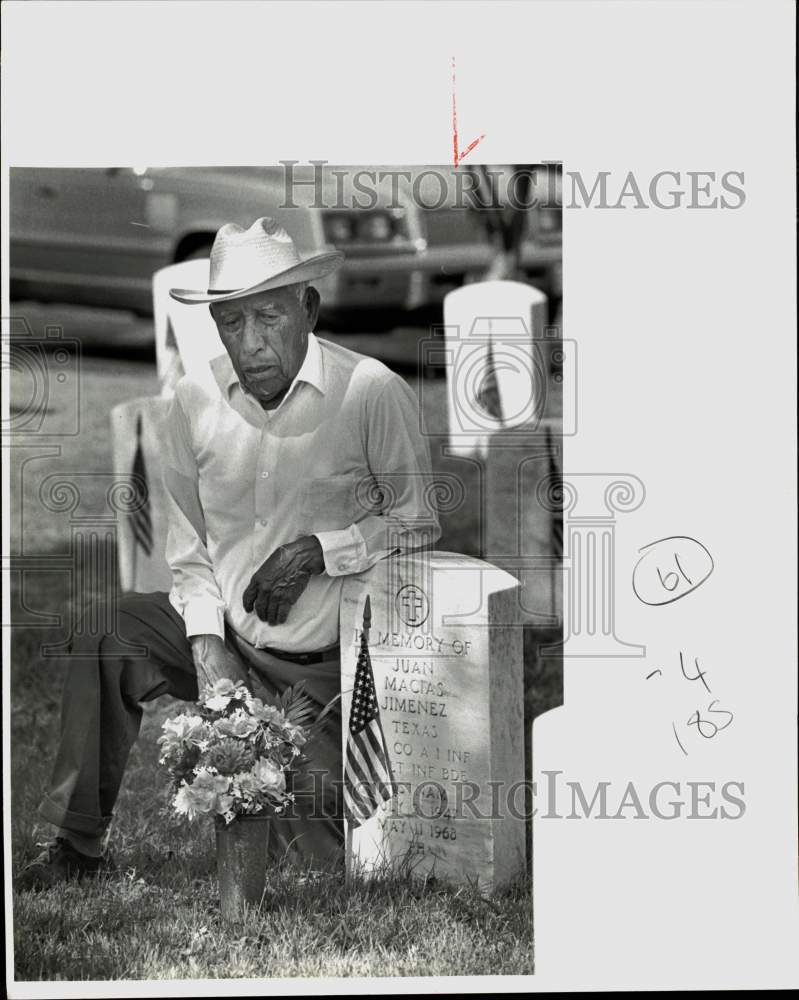 1974 Press Photo Melecio Jimenez at sons grave in Ft. Sam Houston Cemetery, TX - Historic Images