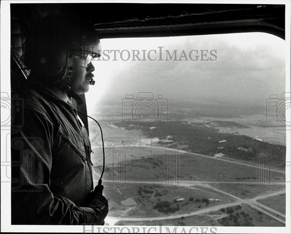 1985 Press Photo Specialist 4 Daniel Ontiveras, CH-47 Crew Chief, over Fort Hood- Historic Images
