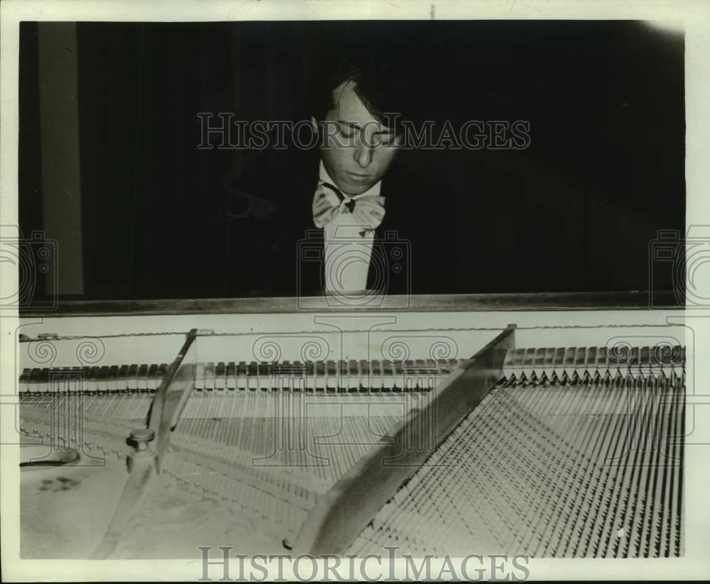 Eduardo Delgado, Argentine classical pianist. - Historic Images