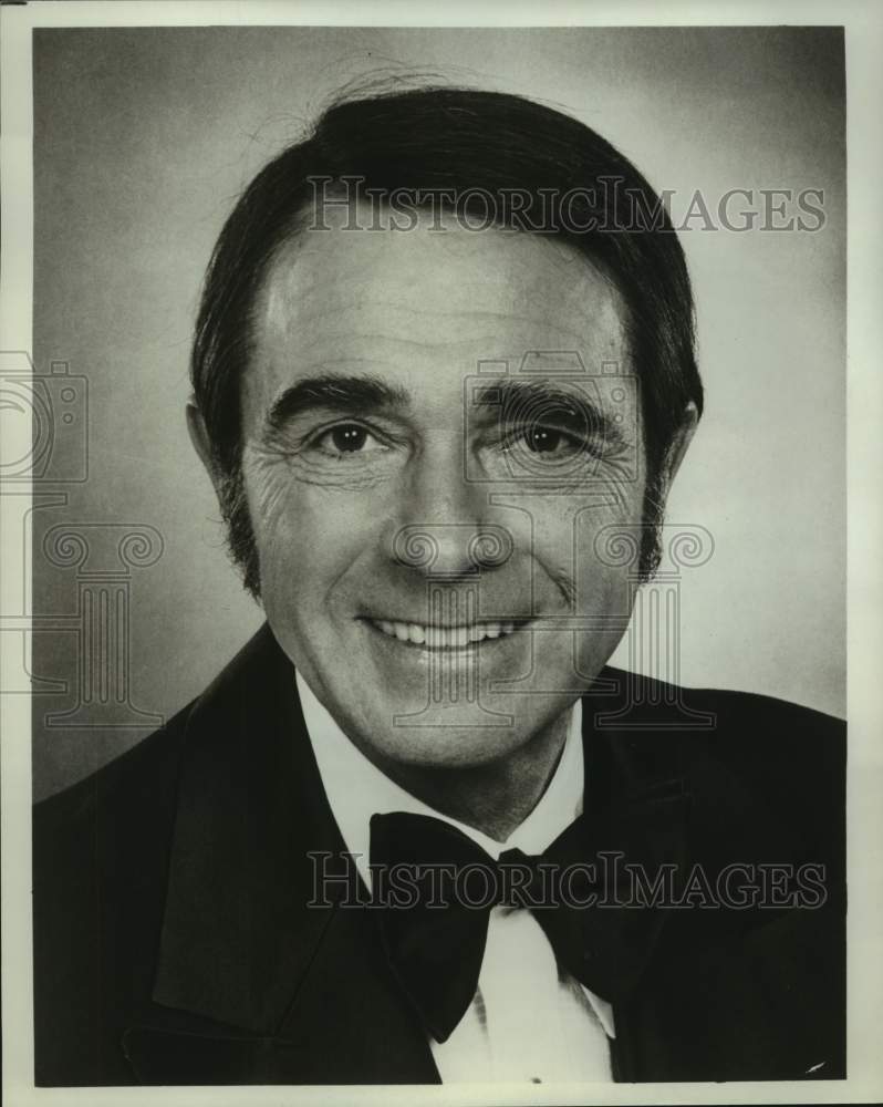 Press Photo Army Archerd co-hosts the People's Choice Awards, with Dick Van Dyke - Historic Images