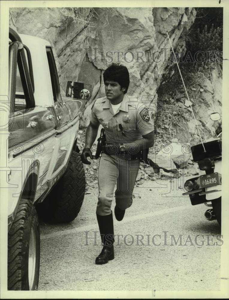 1981 Press Photo Erik Estrada in a scene on CHiPs, on NBC Television.- Historic Images