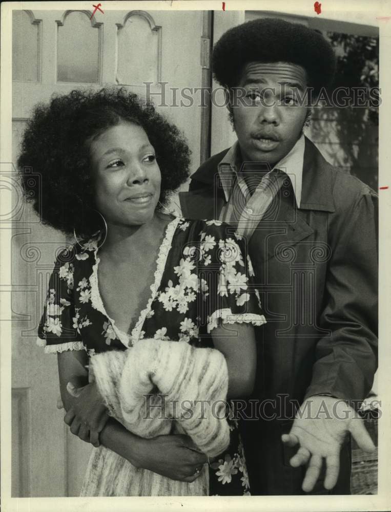 1973 Press Photo Mike Evans and Diane Sommerfield on All in the Family, sitcom. - Historic Images