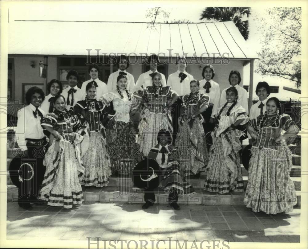 Press Photo Ballet Folklorico de Navarro, Advance Class poses outside in costume - Historic Images