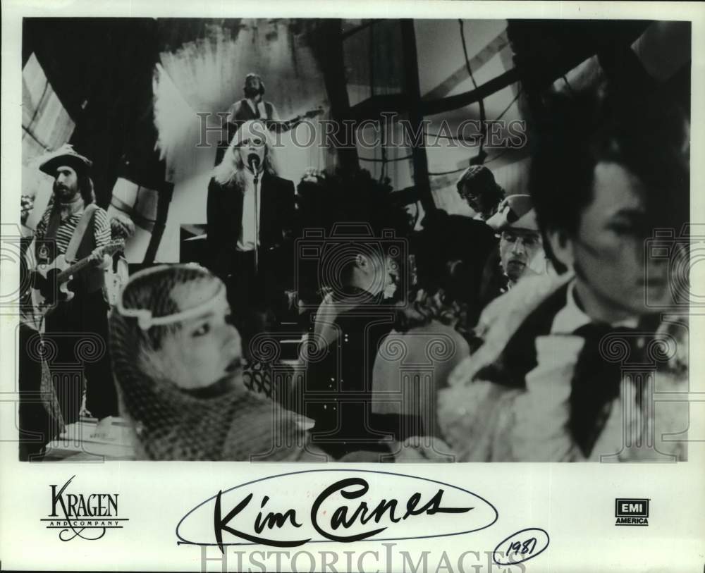 1987 Press Photo Singer Kim Carnes with guests in music scene - sap02529- Historic Images