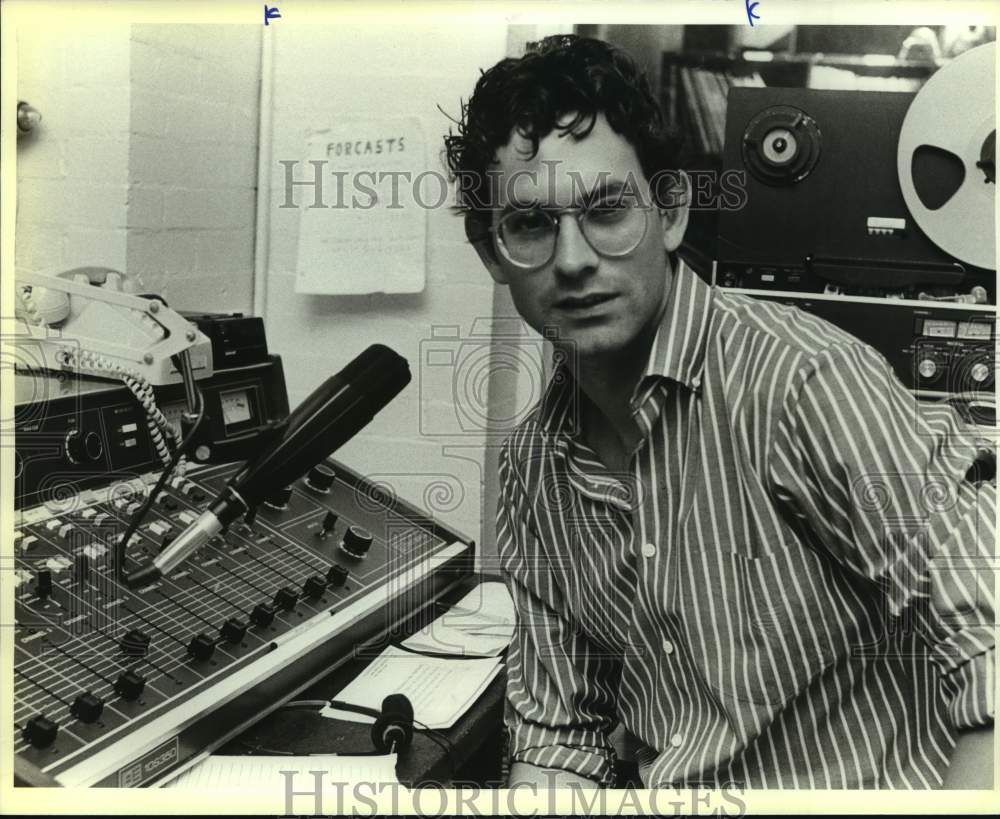 1987 Press Photo Dave Davies, Disc Jocky at Radio Station - sap02731- Historic Images