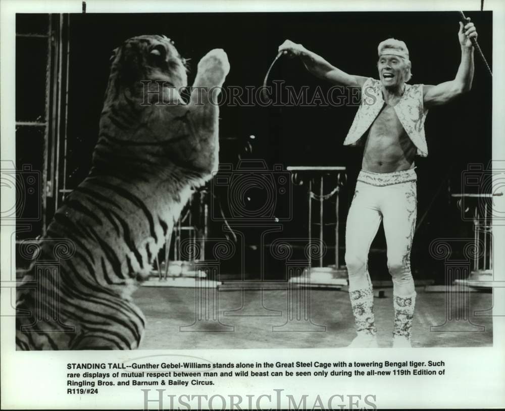 Press Photo Gunther Gebel-Williams in the Great Steel Cage with Bengal Tiger - Historic Images