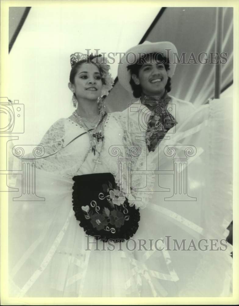 Press Photo Maria Ramos and Albert Reyna of Ballet Folklories De Navarro. - Historic Images