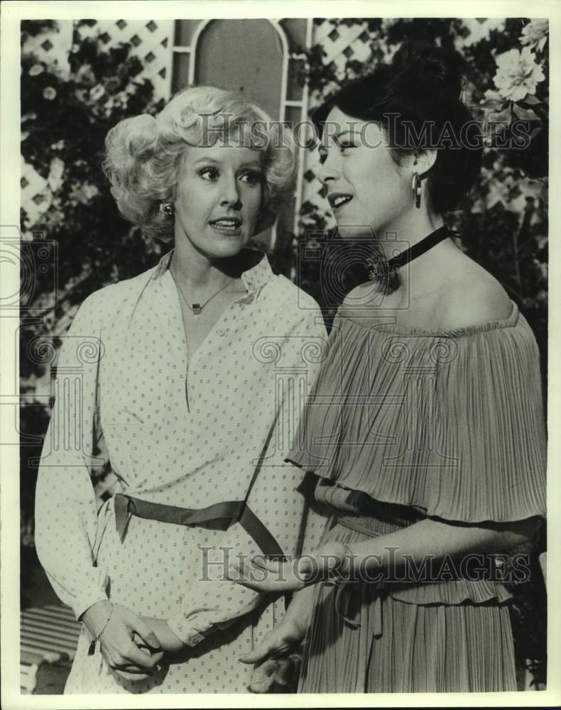 Press Photo Actress Georgia Engel with co-star - Historic Images