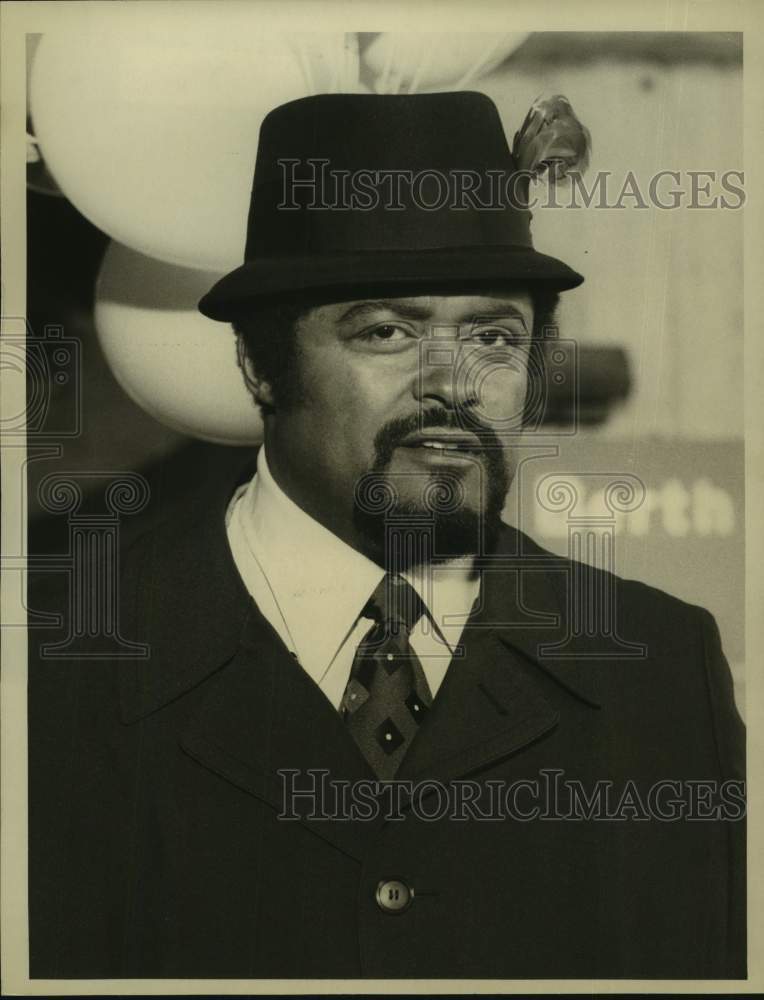 Press Photo Actor Rosie Grier in "Kojak" on CBS Television Network show - Historic Images