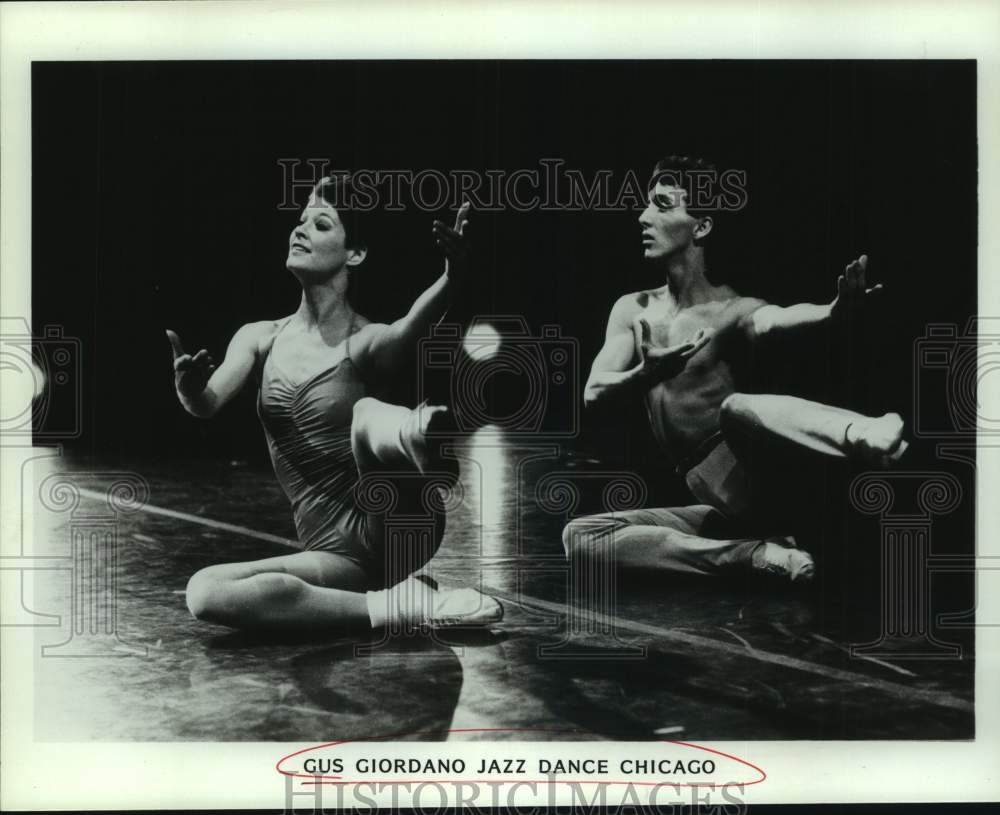 Press Photo Two Members of the Gus Giordano Jazz Dance Chicago - Historic Images