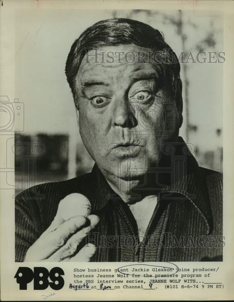 1974 Comedian Jackie Gleason with golf ball - Historic Images