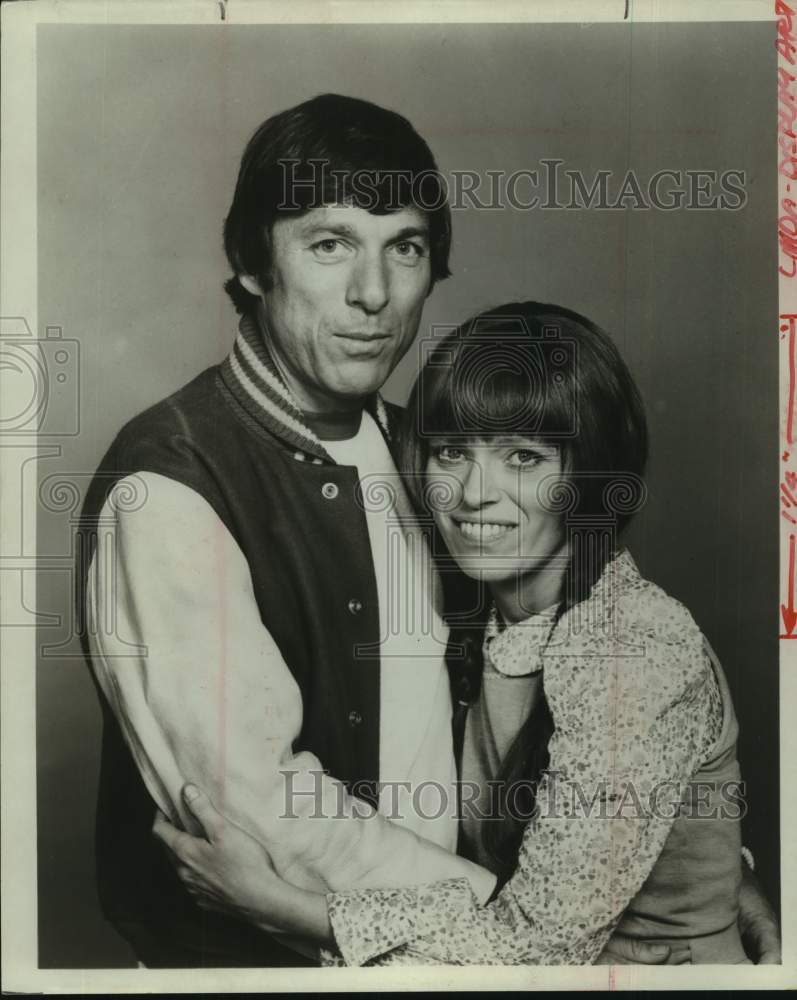 1975 Press Photo Actress Louise Lasser as Mary Hartman, co-star as Tom Hartman - Historic Images