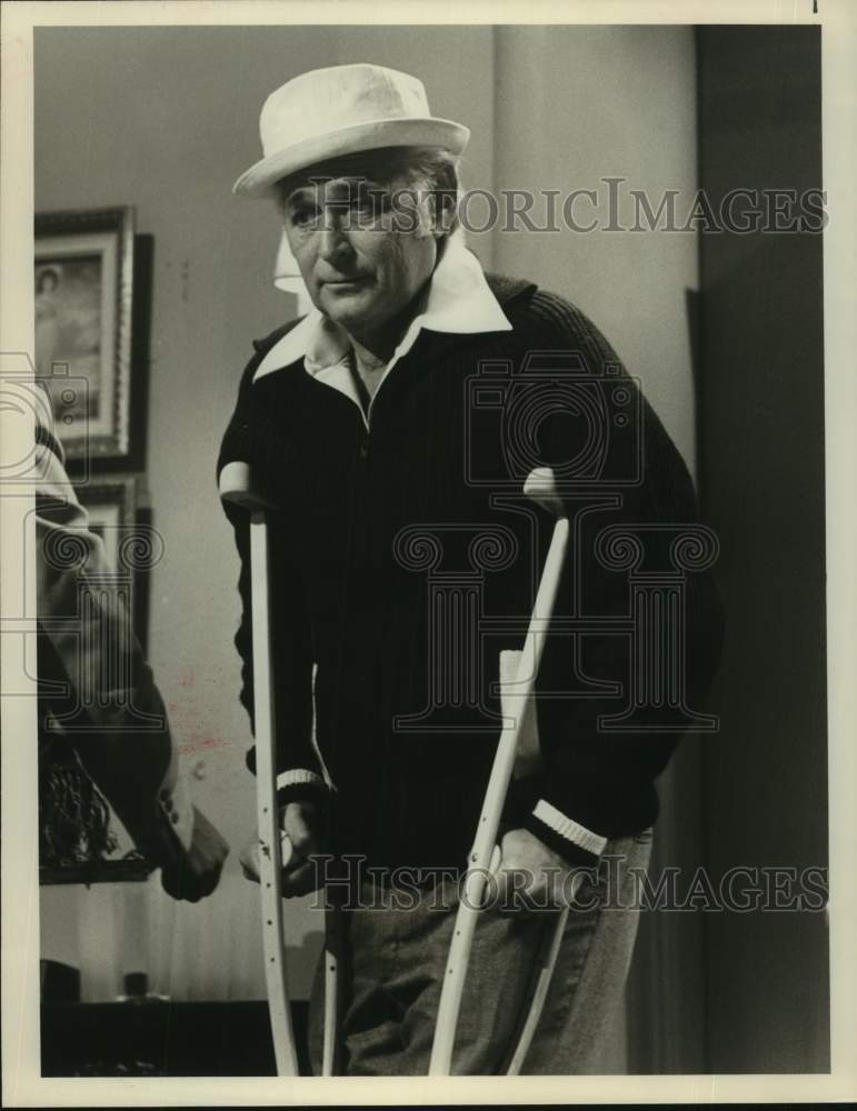 Press Photo Actor Norman Lear stands on crutches in scene - Historic Images