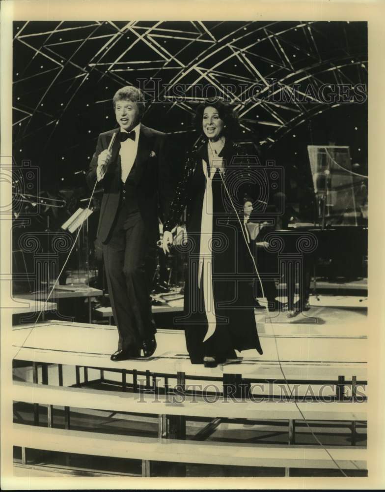 Press Photo Entertainer Eydie Gorme performs with co-star at Event - Historic Images