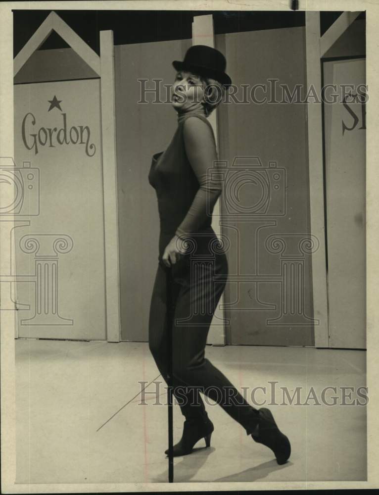 Press Photo Entertainer Sheila MacRae in bowler hat with cane singing-Historic Images