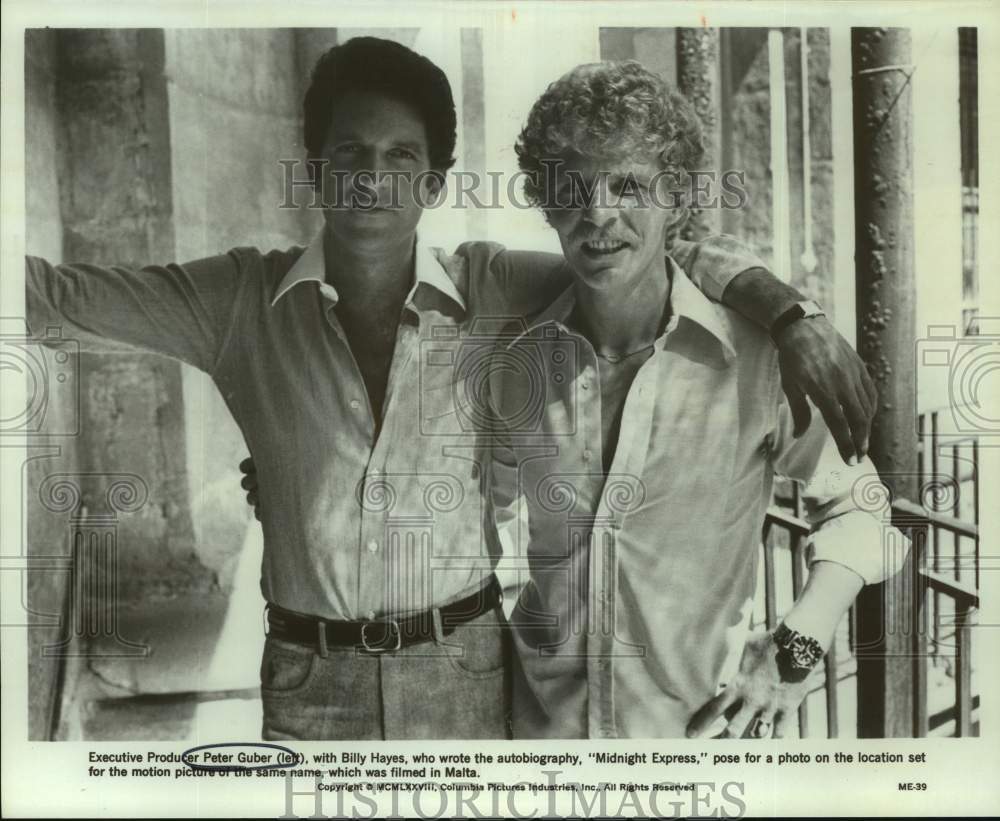 1977 Press Photo Actor Peter Guber and Billy Hayes on set of &quot;Midnight Express&quot;- Historic Images