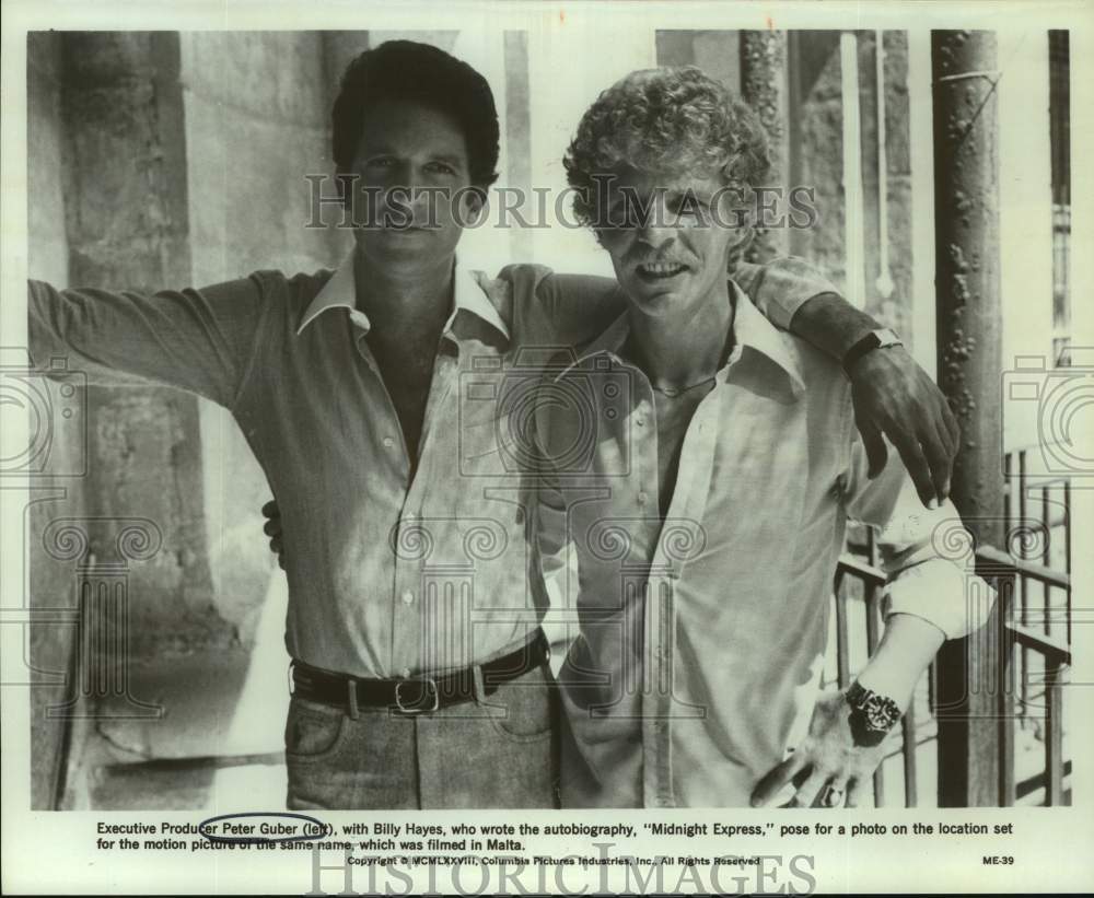 1977 Press Photo Actor Peter Guber and Billy Hayes on set of "Midnight Express"- Historic Images